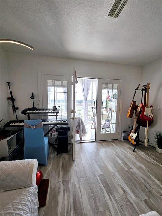 Active With Contract: $175,000 (1 beds, 1 baths, 806 Square Feet)