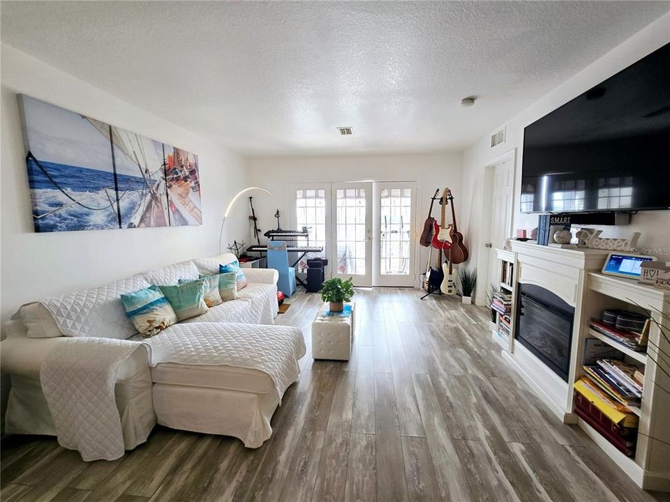 Active With Contract: $175,000 (1 beds, 1 baths, 806 Square Feet)