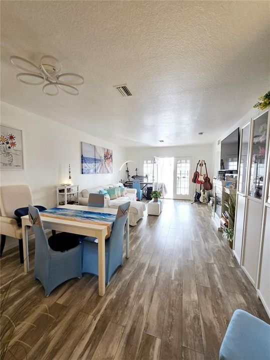 Active With Contract: $175,000 (1 beds, 1 baths, 806 Square Feet)