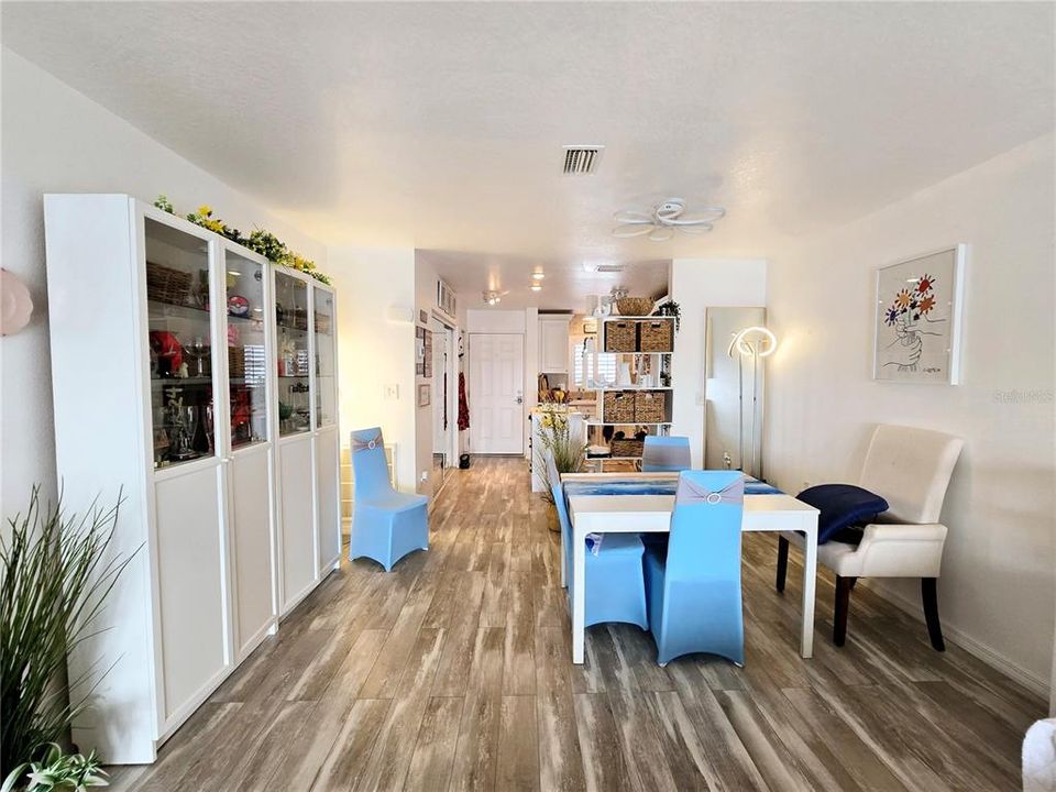 Active With Contract: $175,000 (1 beds, 1 baths, 806 Square Feet)