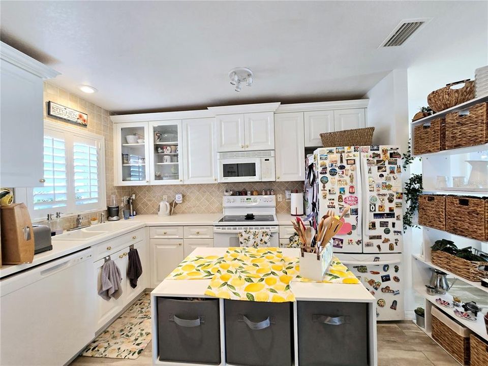 Active With Contract: $175,000 (1 beds, 1 baths, 806 Square Feet)