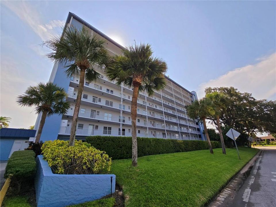 Active With Contract: $175,000 (1 beds, 1 baths, 806 Square Feet)