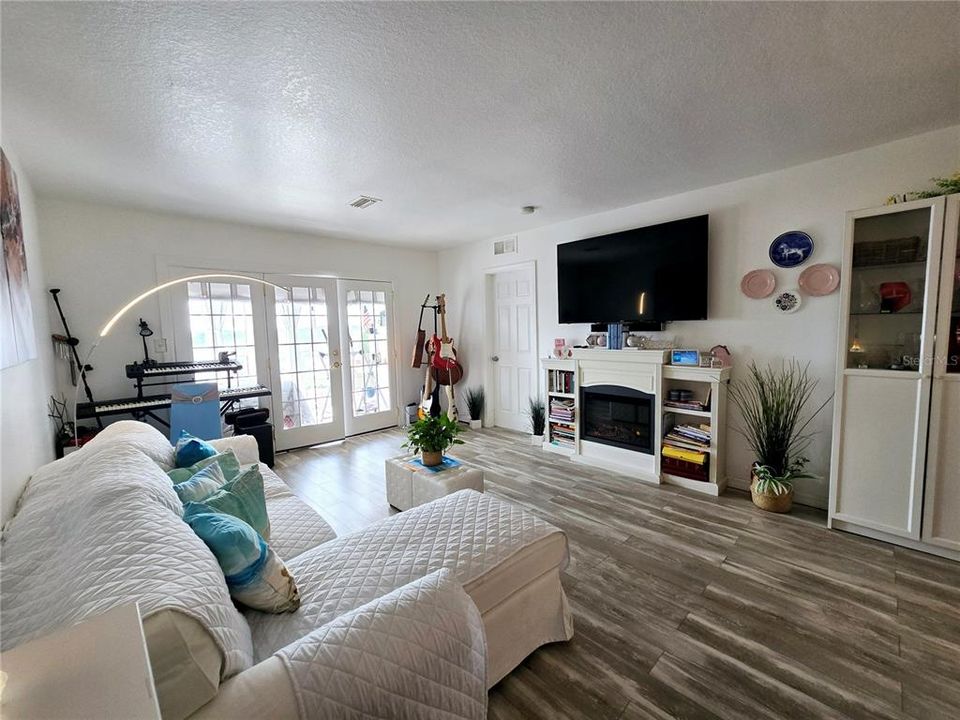 Active With Contract: $175,000 (1 beds, 1 baths, 806 Square Feet)