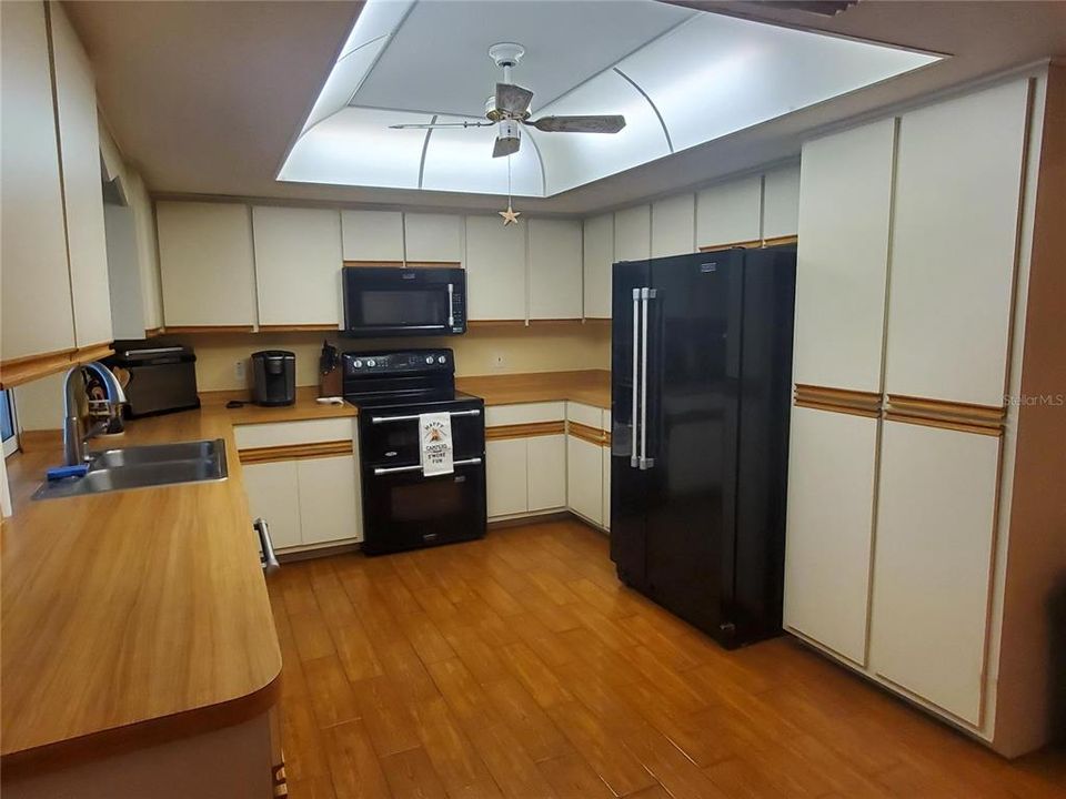 En Venta: $499,000 (3 camas, 2 baños, 2100 Pies cuadrados)