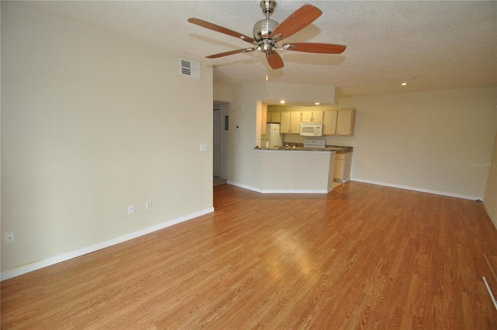 For Sale: $235,000 (1 beds, 1 baths, 732 Square Feet)