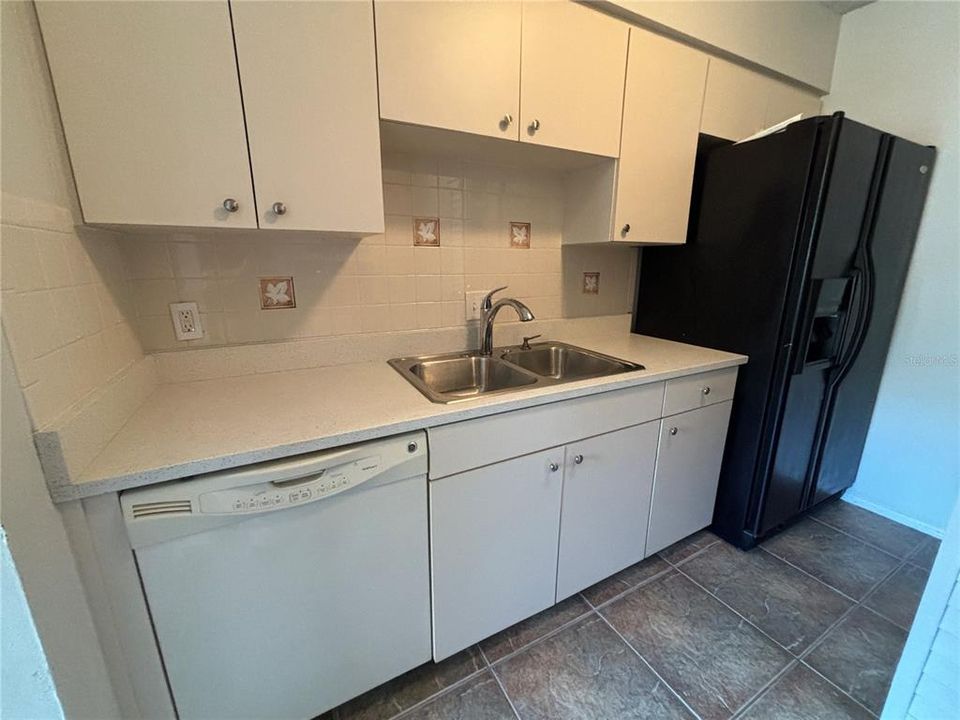 For Rent: $1,700 (2 beds, 2 baths, 975 Square Feet)