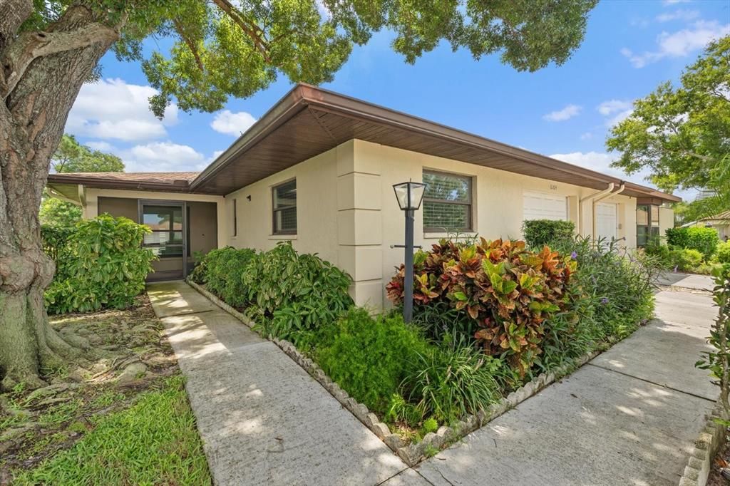 Active With Contract: $269,900 (2 beds, 2 baths, 1450 Square Feet)