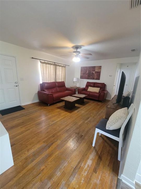 For Rent: $2,300 (3 beds, 1 baths, 1060 Square Feet)