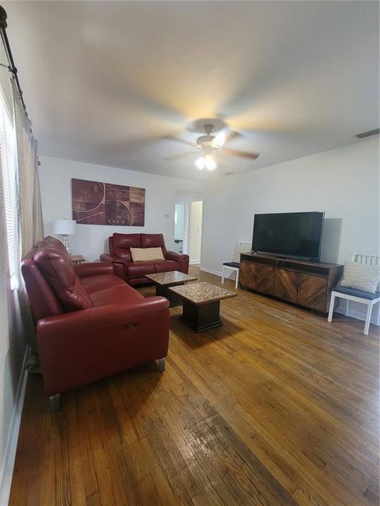 For Rent: $2,300 (3 beds, 1 baths, 1060 Square Feet)