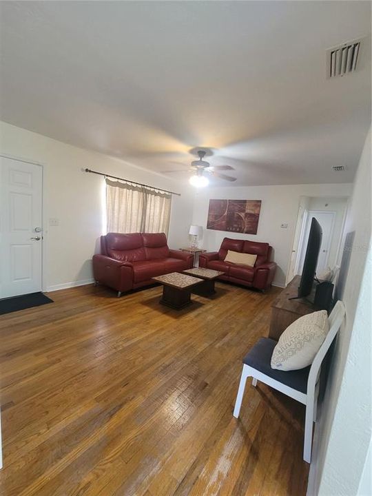 For Rent: $2,300 (3 beds, 1 baths, 1060 Square Feet)