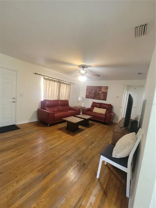 For Rent: $2,300 (3 beds, 1 baths, 1060 Square Feet)