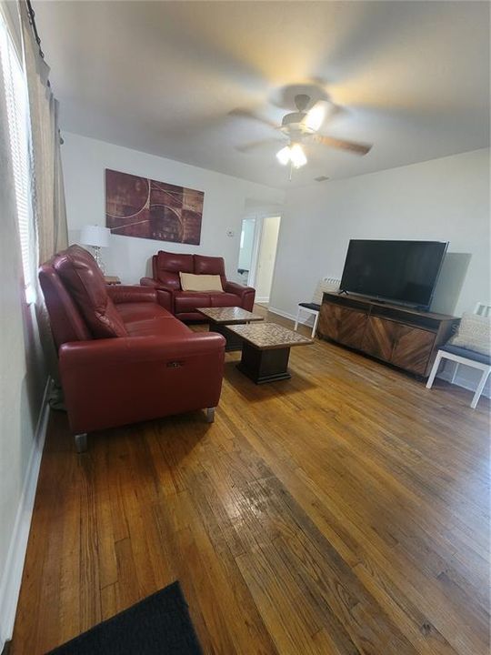 For Rent: $2,300 (3 beds, 1 baths, 1060 Square Feet)