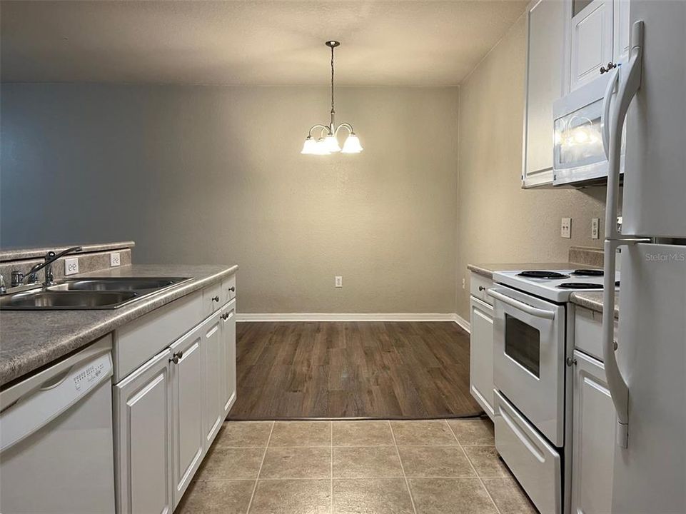 Active With Contract: $139,900 (1 beds, 1 baths, 808 Square Feet)