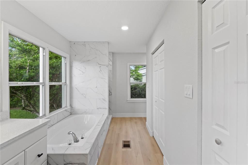 Master bath w soaker tub