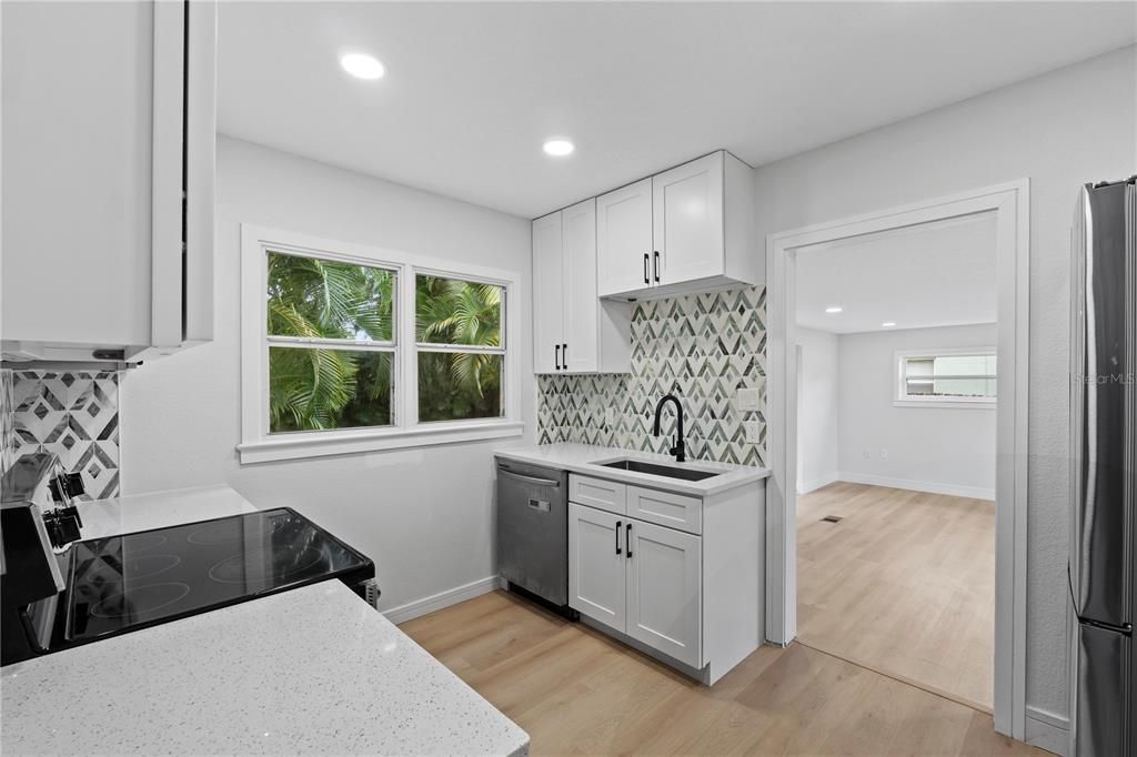 Kitchen w undercabinet light & backsplash