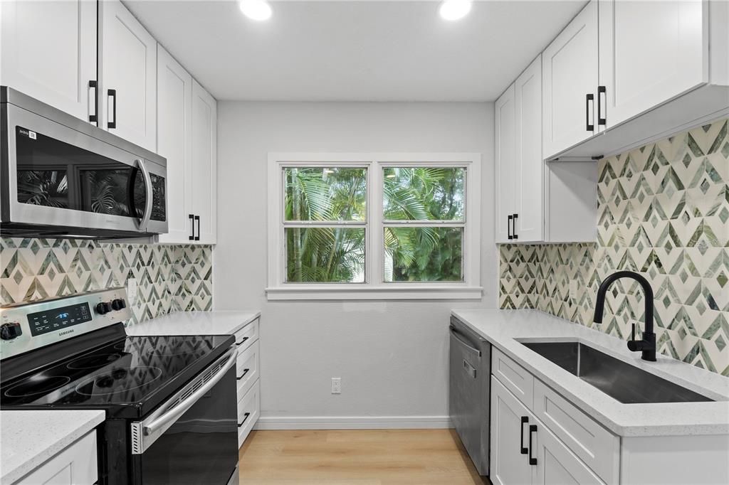 Kitchen w newer appliances