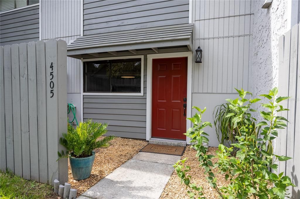 Active With Contract: $155,000 (2 beds, 1 baths, 938 Square Feet)