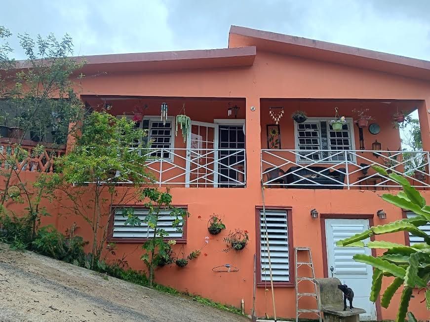 Vendido Recientemente: $140,000 (5 camas, 3 baños, 2000 Pies cuadrados)