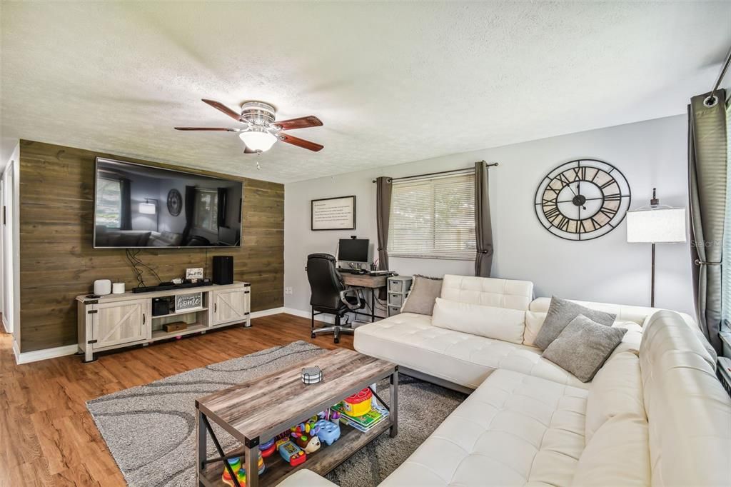 Active With Contract: $239,000 (2 beds, 1 baths, 1026 Square Feet)