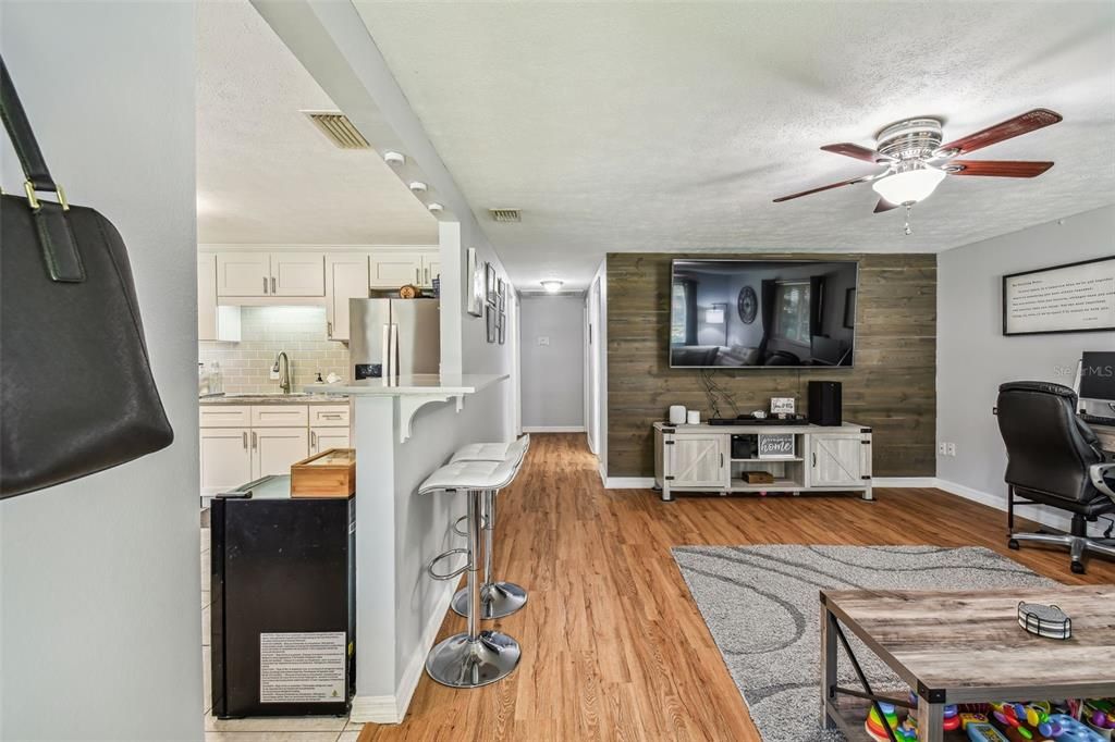 Active With Contract: $239,000 (2 beds, 1 baths, 1026 Square Feet)