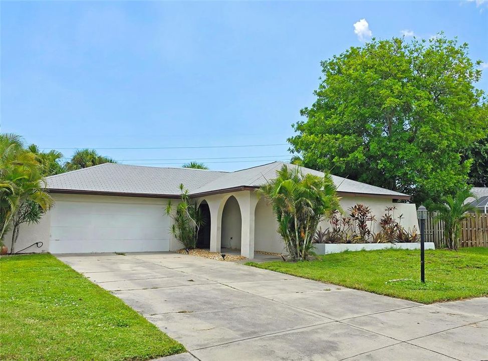 Recently Rented: $3,250 (3 beds, 2 baths, 2050 Square Feet)