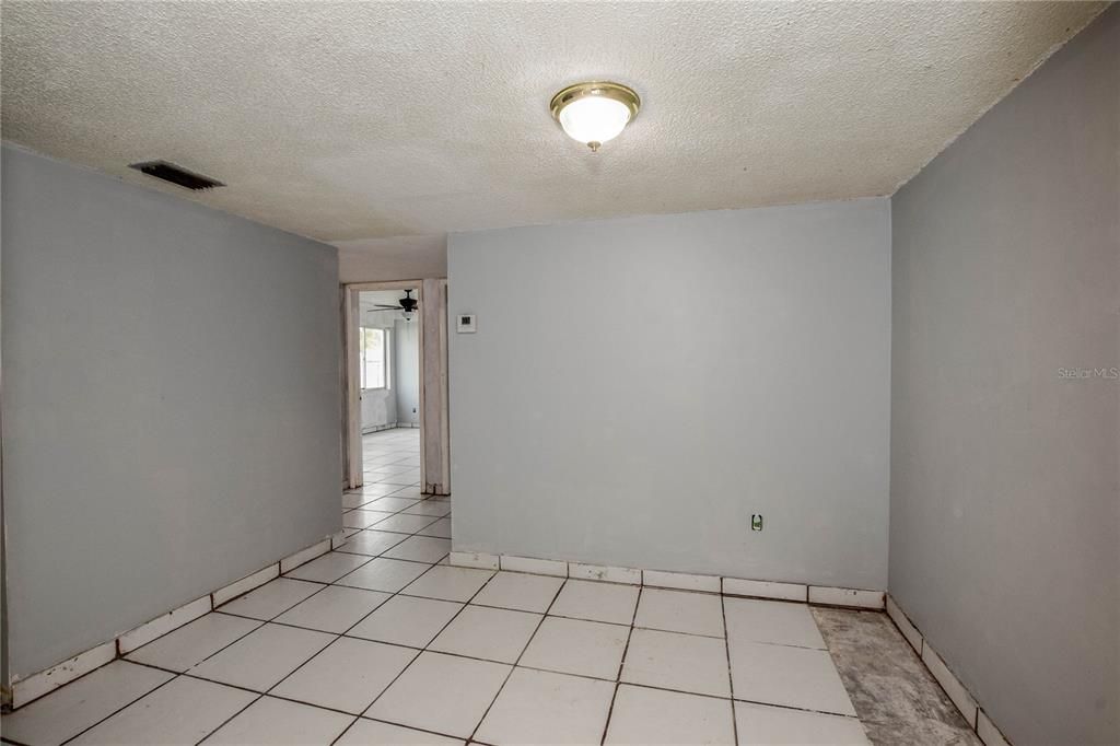 Active With Contract: $99,900 (2 beds, 1 baths, 959 Square Feet)