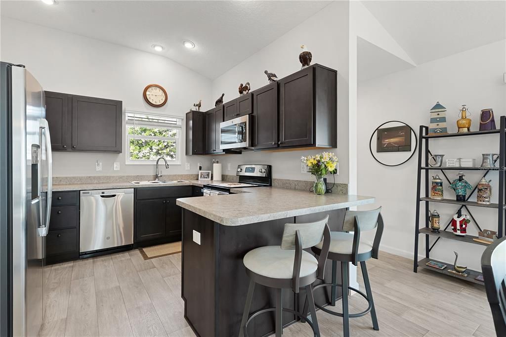 Active With Contract: $255,000 (1 beds, 1 baths, 828 Square Feet)