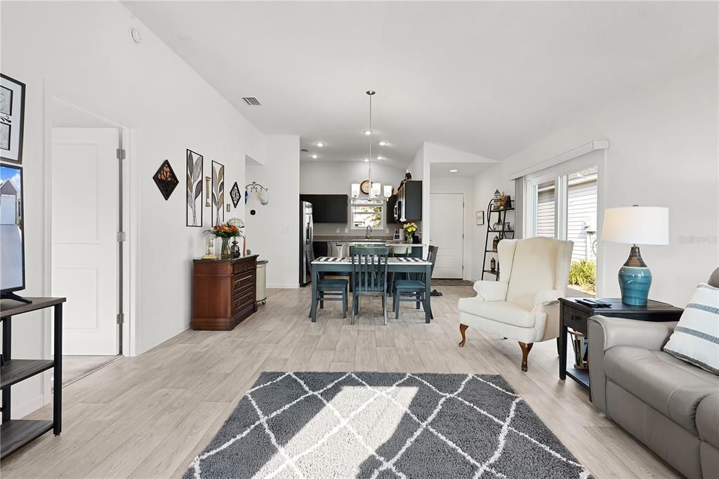 Active With Contract: $255,000 (1 beds, 1 baths, 828 Square Feet)