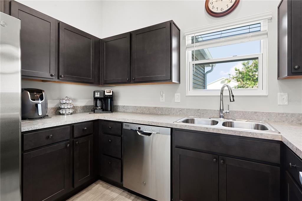 Active With Contract: $255,000 (1 beds, 1 baths, 828 Square Feet)