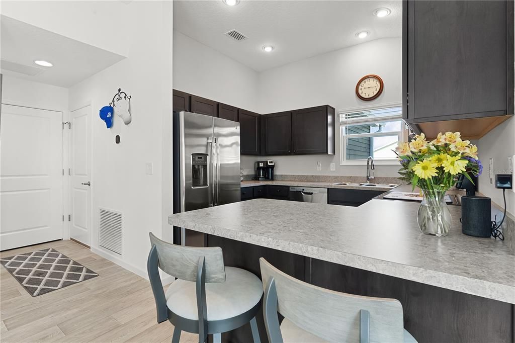 Active With Contract: $255,000 (1 beds, 1 baths, 828 Square Feet)