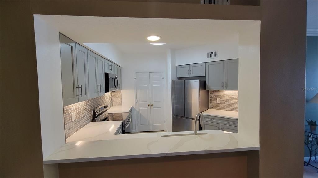 Active With Contract: $299,900 (1 beds, 1 baths, 964 Square Feet)