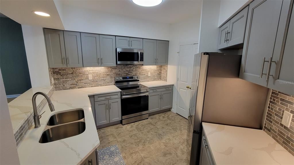 Active With Contract: $299,900 (1 beds, 1 baths, 964 Square Feet)