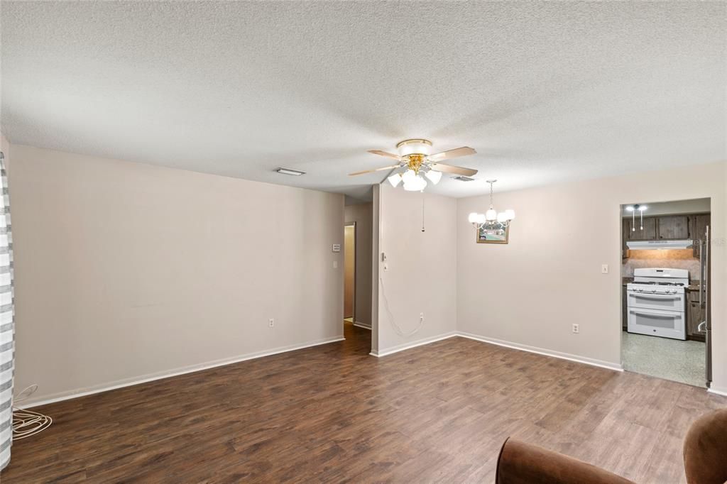 Active With Contract: $270,000 (3 beds, 2 baths, 1212 Square Feet)