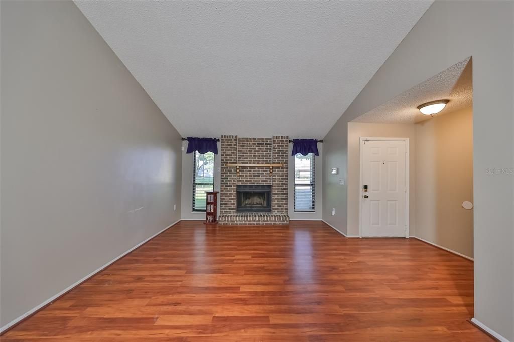 Active With Contract: $309,900 (3 beds, 2 baths, 1454 Square Feet)