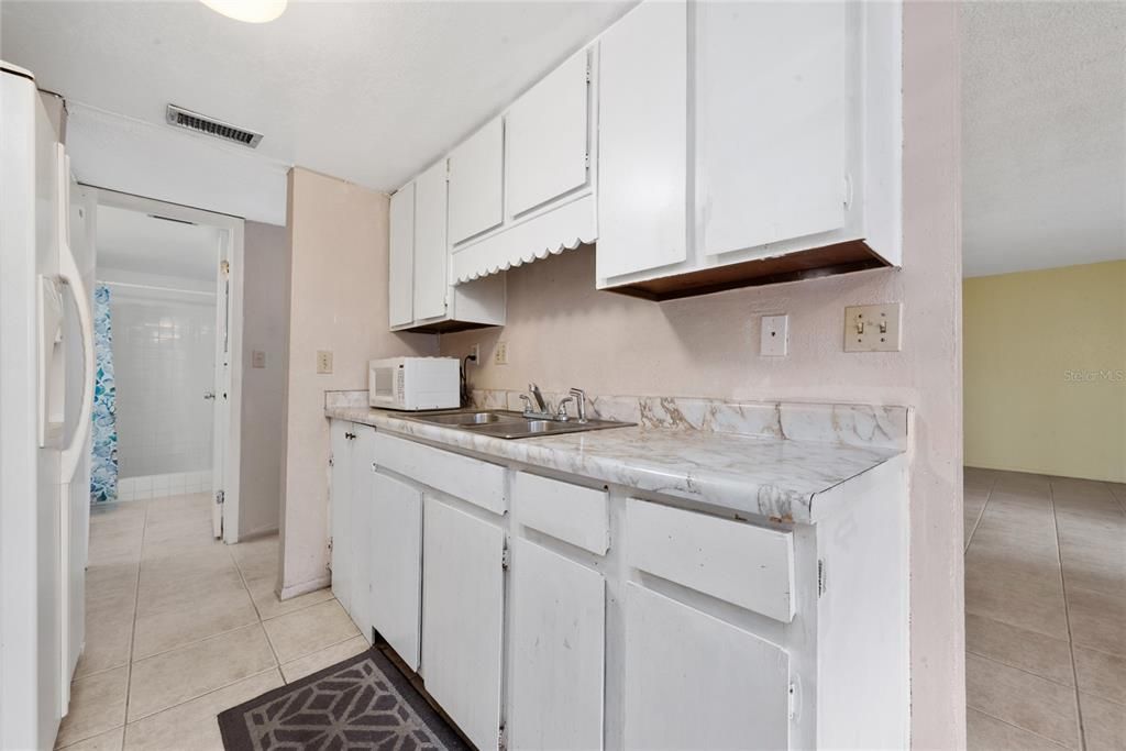 For Sale: $147,000 (1 beds, 1 baths, 734 Square Feet)