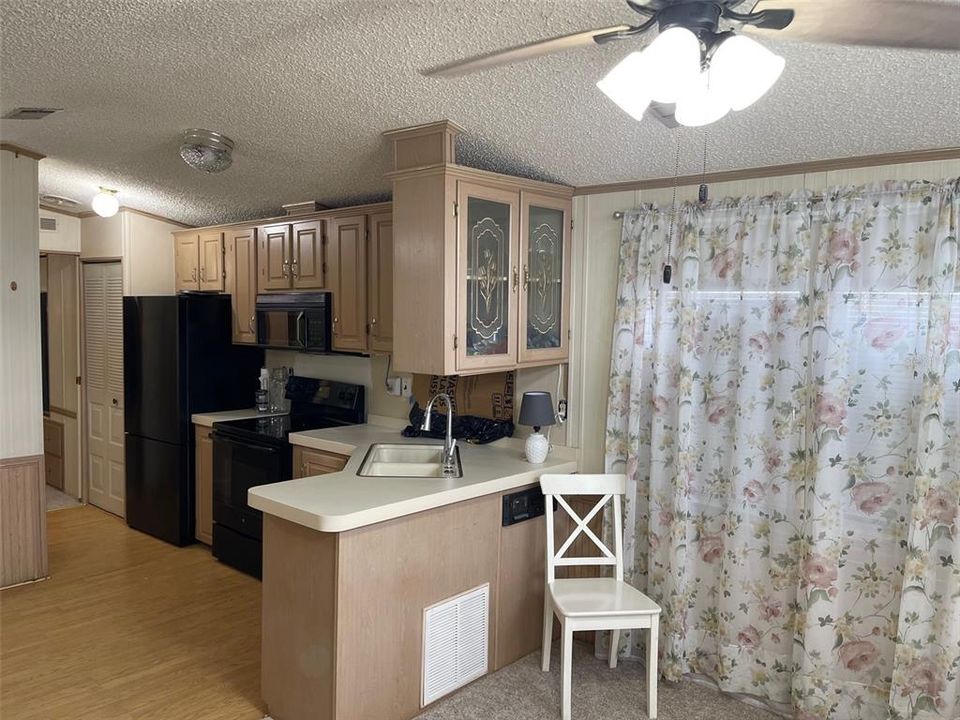 For Sale: $134,900 (1 beds, 1 baths, 678 Square Feet)