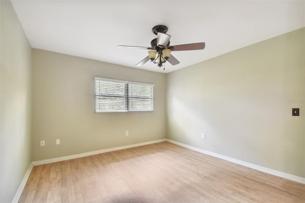 Active With Contract: $169,000 (2 beds, 2 baths, 886 Square Feet)