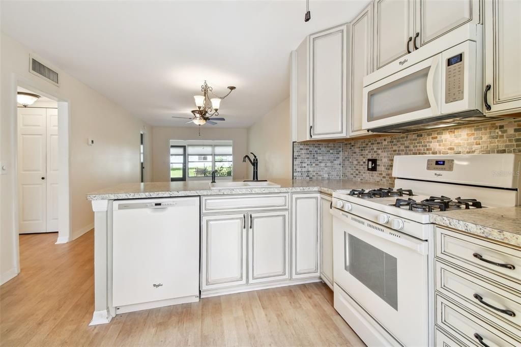 Active With Contract: $169,000 (2 beds, 2 baths, 886 Square Feet)