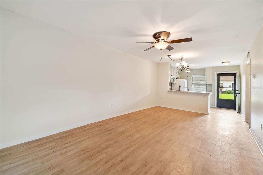 Active With Contract: $169,000 (2 beds, 2 baths, 886 Square Feet)