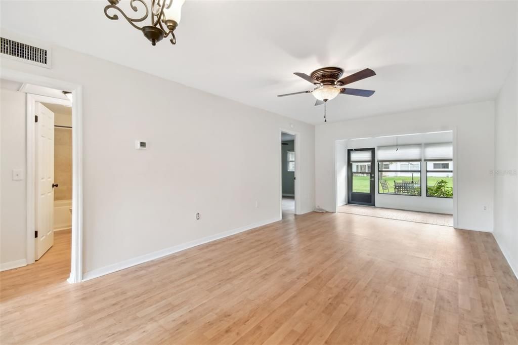 Active With Contract: $169,000 (2 beds, 2 baths, 886 Square Feet)