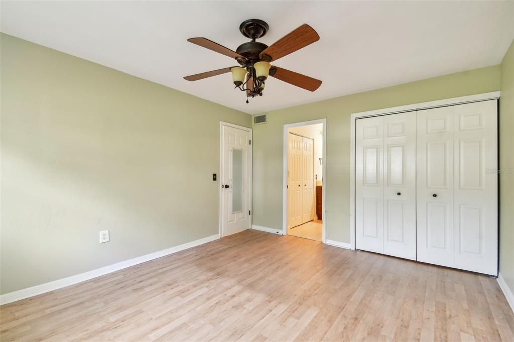 Active With Contract: $169,000 (2 beds, 2 baths, 886 Square Feet)