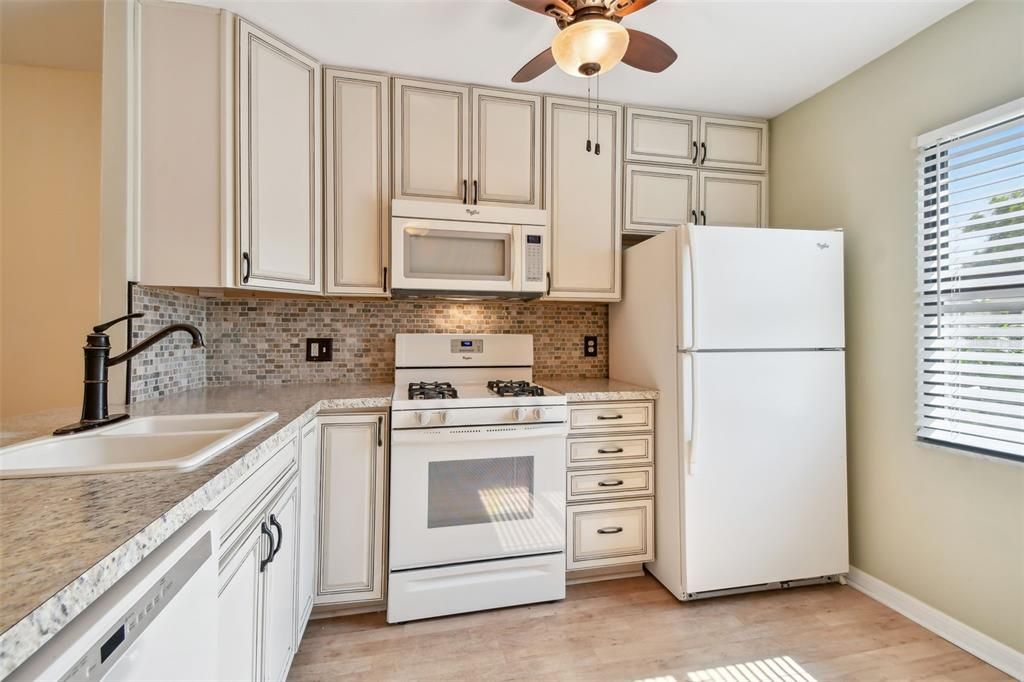 Active With Contract: $169,000 (2 beds, 2 baths, 886 Square Feet)