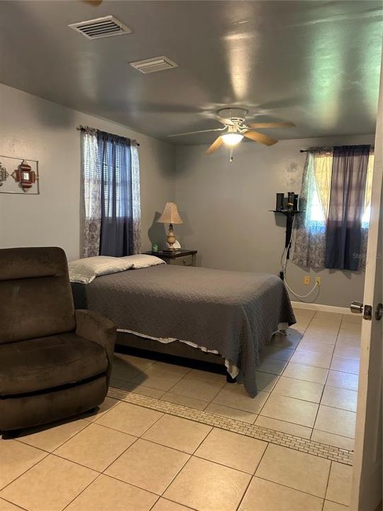 Active With Contract: $188,500 (2 beds, 1 baths, 924 Square Feet)