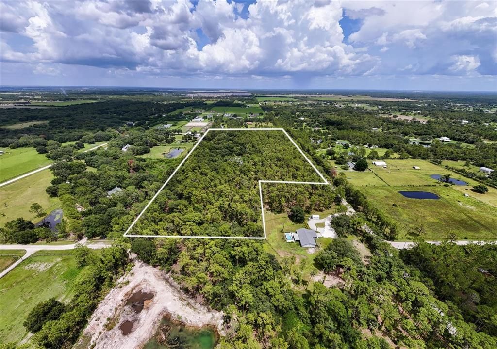 На продажу: $2,500,000 (17.87 acres)