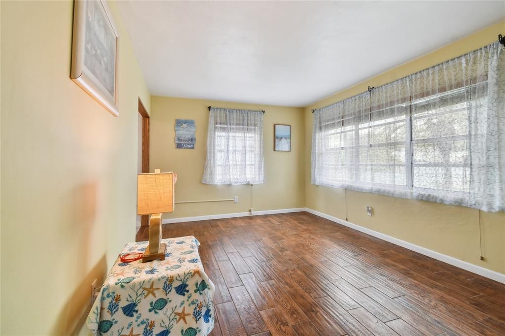 Active With Contract: $235,900 (3 beds, 2 baths, 1080 Square Feet)