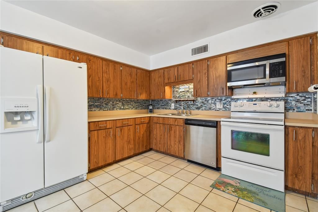 Active With Contract: $235,900 (3 beds, 2 baths, 1080 Square Feet)