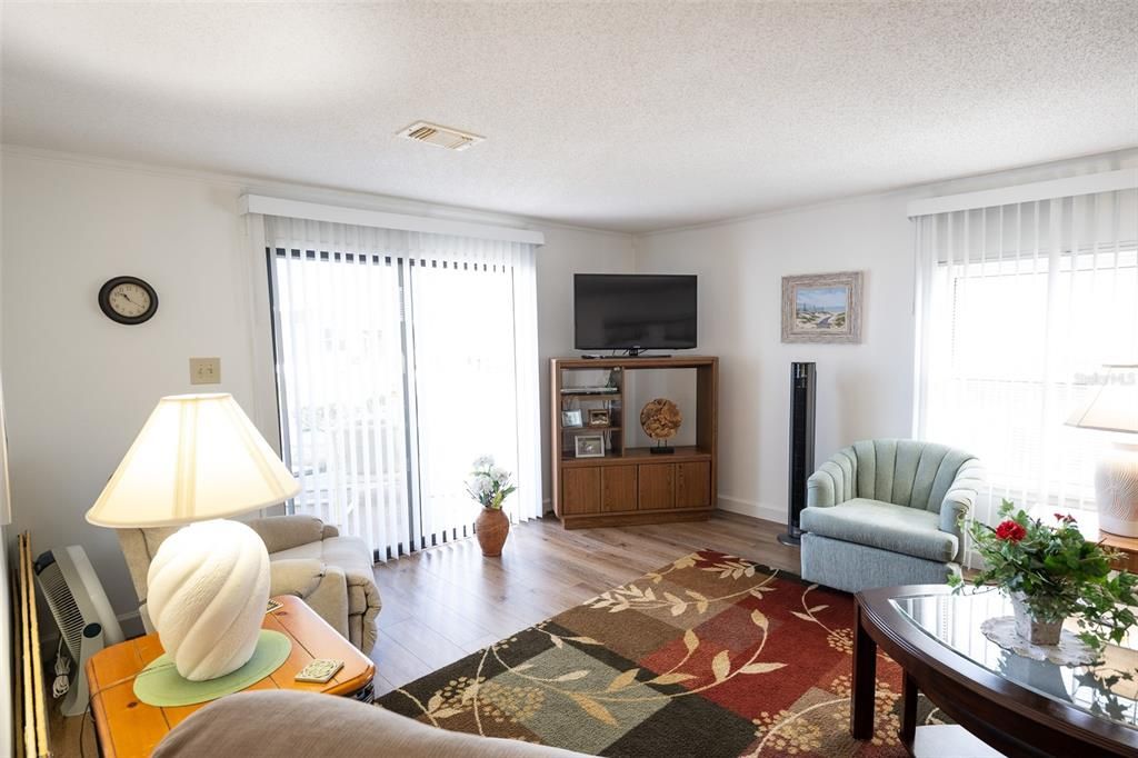 Active With Contract: $139,000 (2 beds, 2 baths, 1040 Square Feet)