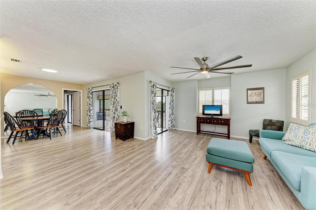 For Sale: $239,000 (2 beds, 2 baths, 1130 Square Feet)