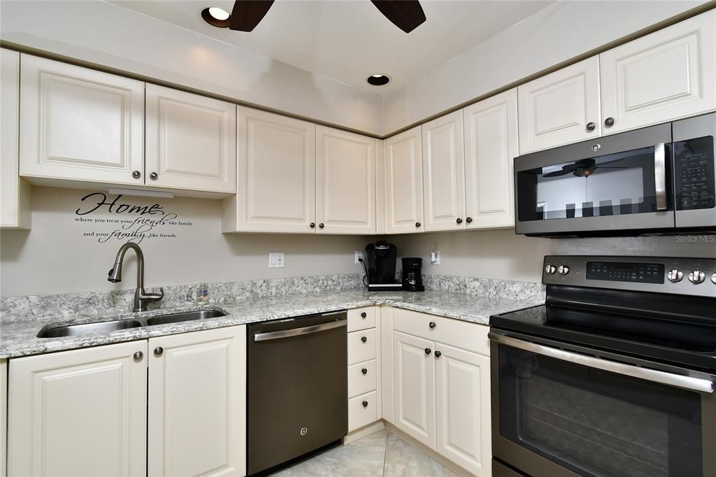 For Sale: $398,500 (2 beds, 2 baths, 1141 Square Feet)