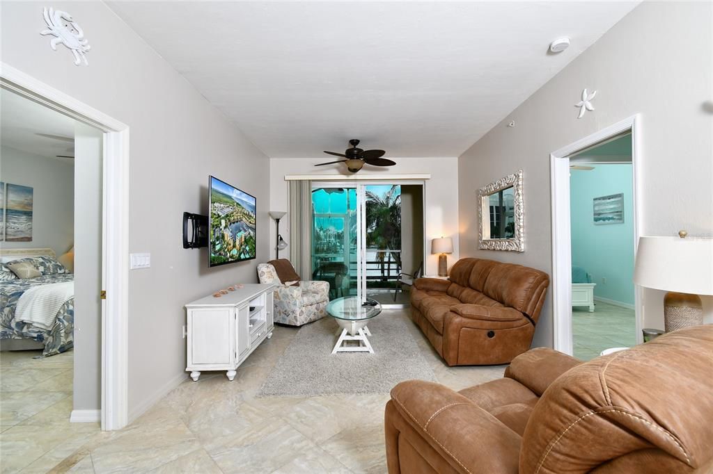 For Sale: $398,500 (2 beds, 2 baths, 1141 Square Feet)